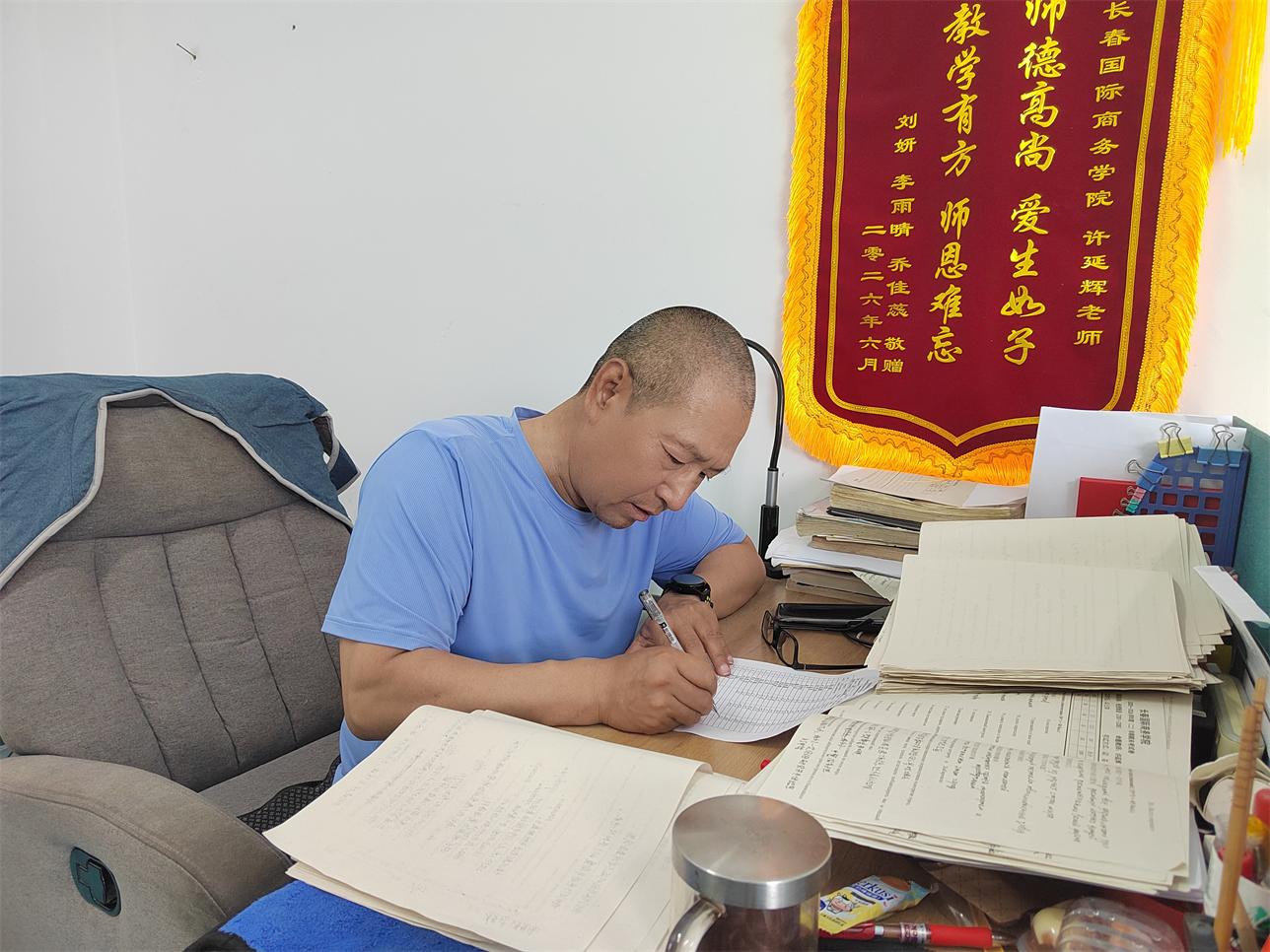 深耕经贸俄语教育近二十载 许延辉导师获毕业学子携手“表白”